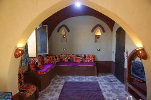 ‘Ezbet Abu ḤabashiMountain View House的带沙发和拱门的客厅
