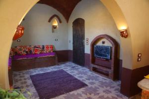 ‘Ezbet Abu ḤabashiMountain View House的带沙发和壁炉的客厅
