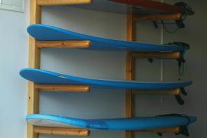 依索安Peak House Imsouane的架子上装有三个蓝色冲浪板