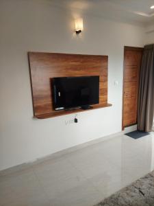 班加罗尔Elevar Ayanna的客厅设有壁挂式平面电视。