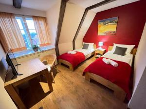 巴特塞格贝格Hotel Restaurant Iris的小房间设有两张床和一张书桌