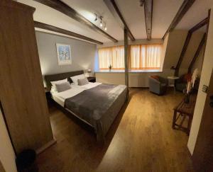 巴特塞格贝格Hotel Restaurant Iris的一间卧室,卧室内配有一张大床