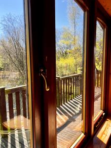 约克Secluded Rustic Cabin - A Digital Detox Paradise.的玻璃门,享有甲板的景色