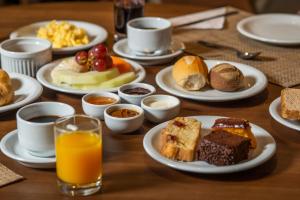 卡内拉Laghetto Canela的餐桌,包括早餐食品和橙汁盘