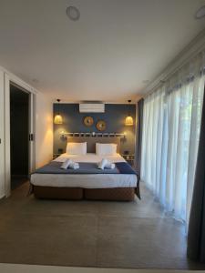 安塔利亚Park Hotel Rooms & Apart的卧室配有带白色枕头的大床