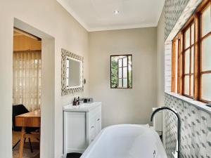 埃尔默洛The Stella Guest House & Spa的白色的浴室设有浴缸和水槽。