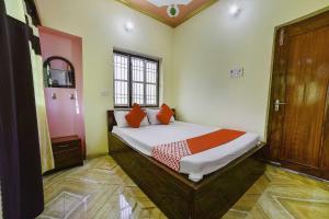 OYO Flagship Ashoka Guest House客房内的一张或多张床位