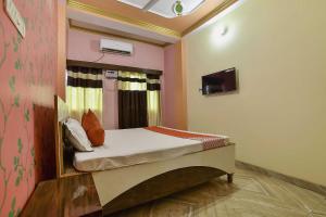BihtaOYO Flagship Ashoka Guest House的一间小卧室,卧室内配有一张床铺