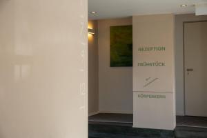 奥尔登堡塔夫弗雷登酒店的墙上挂着一幅画的墙壁