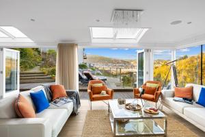 金斯韦尔Homefield - Chic charm with unrivalled river views的客厅配有白色家具和大窗户