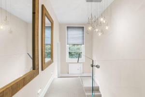 金斯韦尔Homefield - Chic charm with unrivalled river views的带淋浴和镜子的浴室