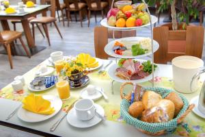 腓特烈罗达Waldhotel Friedrichroda的餐桌上放有食物和水果盘