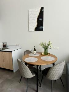 ĶesterciemsAlbatross Loft的厨房配有木桌、椅子和水槽