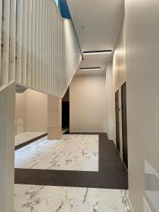 ĶesterciemsAlbatross Loft的走廊铺有大理石地板,设有楼梯