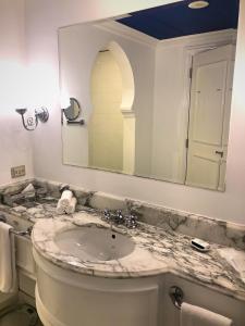 沙姆沙伊赫沙姆喜来登Spa别墅度假酒店的一间带水槽和镜子的浴室