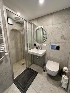 ĶesterciemsAlbatross Loft的带淋浴、盥洗盆和卫生间的浴室