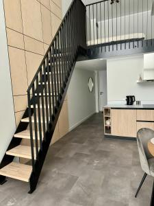 ĶesterciemsAlbatross Loft的通往厨房和客厅的楼梯