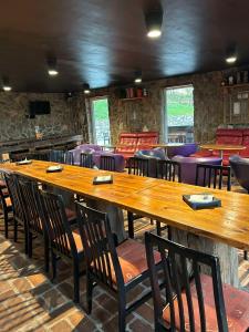 韦莱涅House Jaro的餐厅设有一张大型木桌和椅子