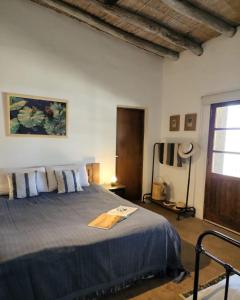 圣拉斐尔SANTA MARIA REINA的一间卧室配有一张带蓝色床单的大床和窗户。
