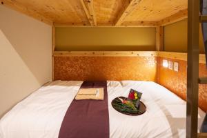 东京IKIDANE Cozy Hotel Haneda Airport - Vacation STAY 25834v的上面有一盘食物的床