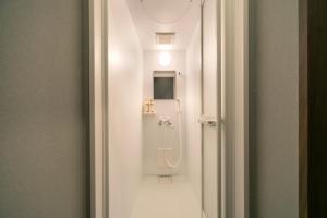 东京IKIDANE Cozy Hotel Haneda Airport - Vacation STAY 25840v的一间白色客房内带淋浴的浴室