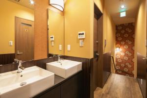 东京IKIDANE Cozy Hotel Haneda Airport - Vacation STAY 25827v的一间带两个盥洗盆和大镜子的浴室