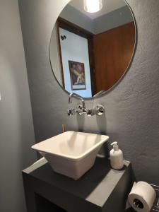 圣拉斐尔SANTA MARIA REINA的一间带水槽和镜子的浴室