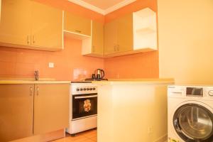 吉达Suite 777的厨房配有洗衣机和洗衣机。