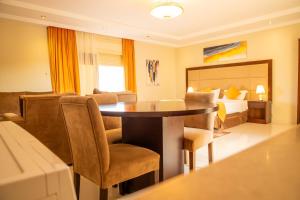 吉达Suite 777的酒店客房设有一张桌子和一间卧室。