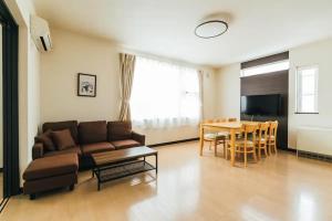 旭川STAY IN ASAHIBASHI - Vacation STAY 26632v的客厅配有沙发和桌子