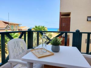 圣玛丽亚Branco Sea Holiday Apartments的阳台上配有白色的桌椅,享有海景