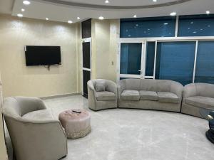 欧普尔شالية 3 غرف على شرم ابحر - جدة - السعودية的带沙发和平面电视的客厅