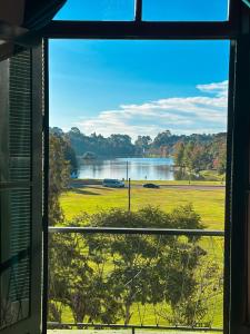 圣弗朗西斯科-迪保拉卡瓦林霍布兰科酒店的从窗户可欣赏到湖景