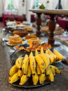 圣弗朗西斯科-迪保拉卡瓦林霍布兰科酒店的桌子上盘子里的一束香蕉