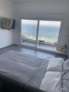 Skala MistegnonSeafront Apartment的一间卧室配有一张床,享有海景