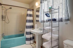 兰德Quiet Lander Cabin Rental on Quarter-Acre Land的浴室配有盥洗盆、卫生间和淋浴。