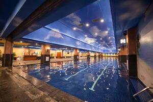 重庆重庆华辰国际大酒店的一座蓝色瓷砖的游泳池