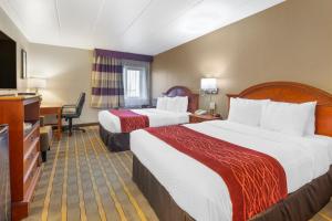 费尔法克斯大学中心康福特茵酒店的酒店客房设有两张床和电视。