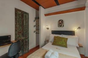 麦德林Casa Los Naranjos Hostal的一间小卧室,配有一张床和一把椅子