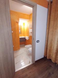 热那亚韦罗内塞酒店的一间带卫生间和水槽的浴室