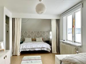 塔那比House in Tärnaby的一间卧室设有一张床和两个窗户。
