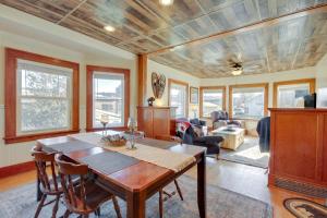雷德洛治Downtown Red Lodge Home - 8 Mi to Skiing!的一间带桌子的用餐室和一间客厅