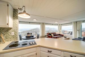 Grand CouleeCozy Grand Coulee Home with Deck and Views!的享有客厅景致的厨房