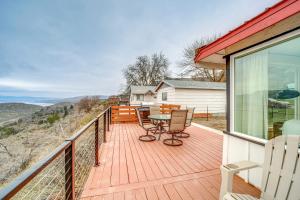 Grand CouleeCozy Grand Coulee Home with Deck and Views!的木制甲板上配有桌椅