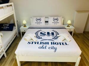 伊斯坦布尔Stylish Hotel Old City的宿舍间的一张床位,配有两张双层床