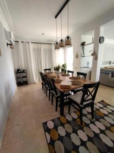丹吉尔villa star hill Tanger的一间带木桌和椅子的用餐室