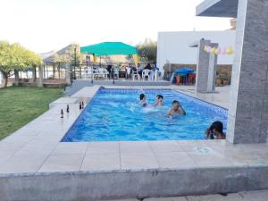 科恰班巴Hotel Angostura的一群人在游泳池里