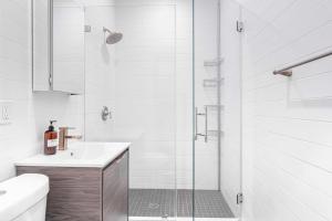 纽约Apartment 256: Upper West Side的带淋浴和盥洗盆的白色浴室