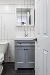 纽约Apartment 1407: East Village的一间带水槽和卫生间的浴室