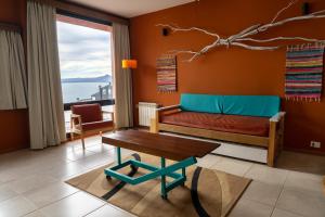 圣卡洛斯-德巴里洛切Belgrano Decks II的客厅配有沙发和桌子